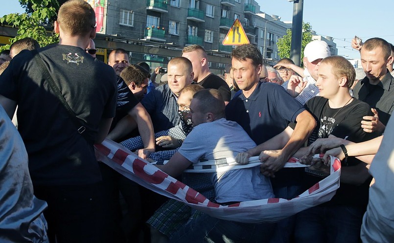 Przed teatrem, w którym w sobotę wieczorem odbył się spektakl, zgromadzili się działacze Obozu Radykalno-Narodowego, Młodzieży Wszechpolskiej i Ruchu Narodowego, członkowie Krucjaty Różańcowej, a także uczestnicy pikiety organizowanej przez stowarzyszenie Obywatele Solidarnie w Akcji. Przed rozpoczęciem spektaklu, podczas manifestacji środowisk narodowych - która miała miejsce po drugiej stronie al. Zielenieckiej niż siedziba Teatru Powszechnego - z platformy przemawiał m.in. poseł Robert Winnicki. "Bronimy zasad cywilizowanej Europy" - oświadczył. Jego zdaniem policja powinna zamknąć tę - jak powiedział - "profanację". Głos zabrał również Marcin Dybowski, przedstawiciel Krucjaty Różańcowej za Ojczyznę. "Nie chcemy, by w Polsce nastąpiła taka dekadencja, jak nastąpiła na Zachodzie" - mówił. "Przyszliśmy się modlić za odważnych ludzi, którzy przerwą ten spektakl". Zarzucił policji, że nie przeciwdziała łamaniu prawa, tylko broni manifestującym dostępu do miejsca, gdzie to prawo jest łamane.