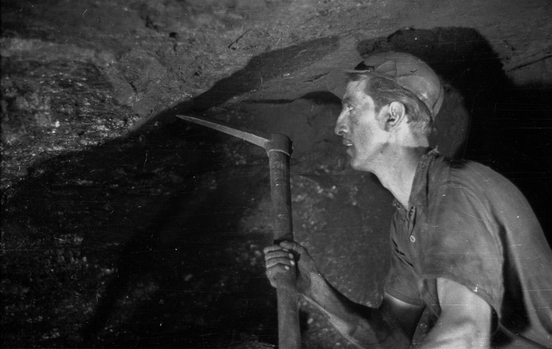 Przodownik pracy górnik Alfons Thiel na przodku w kopalni węgla kamiennego Zabrze Wschód (1948 r.)