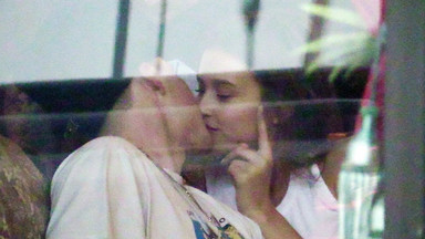 Fala krytyki spłynęła na Brooklyna Beckhama po pocałunkach z modelką "Playboya". Nastolatek zareagował