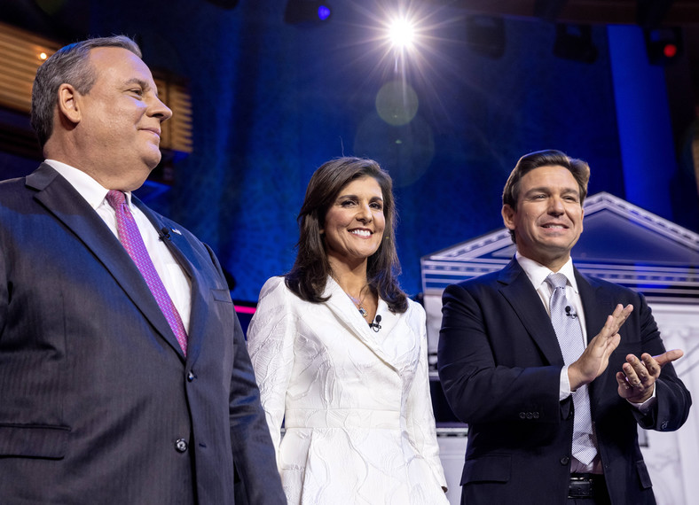 Chris Christie, Nikki Haley i Ron DeSantis przed republikańską debatą w Miami, 8 listopada 2023 r.