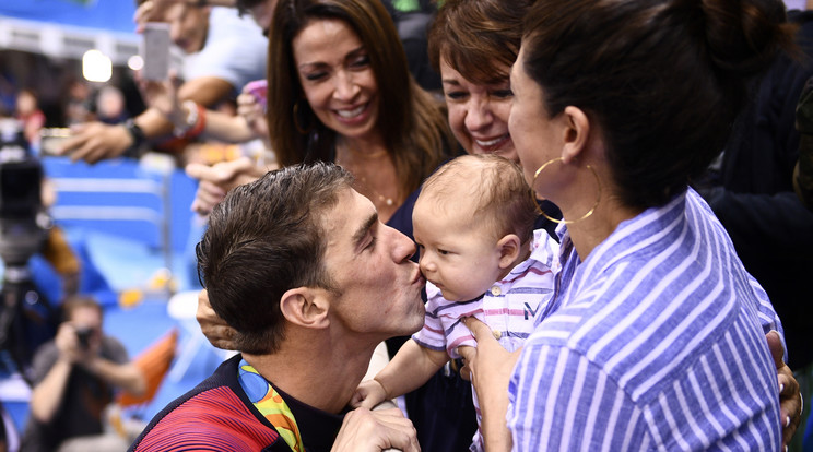 Már az olimpián is feltűnt a pöttöm, akkor átaludta a papa történelmi sikerét /Fotó: AFP
