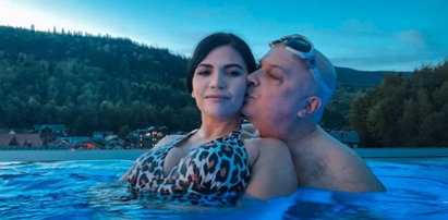 Krzysztof Skiba szaleje w basenie z żoną. Gdzie ją zabrał na majówkę?