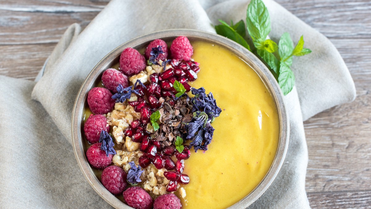 Masz bzika na punkcie koktajli? Smoothie bowl to coś między zwykłym koktajlem, a pełnoprawnym śniadaniem. Zobacz, szybki przepis na mango smoothie bowl z owocami i orzechami. Dasz się skusić?