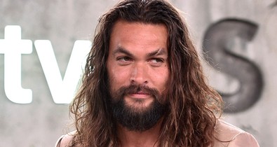 Jason Momoa világosrózsaszín fényes öltönyben is egy FÉRFIISTEN