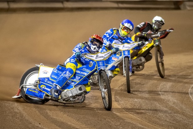 Nicki Pedersen (kask czerwony) i Kenneth Bjerre (niebieski) z MrGarden GKM Grudziądz oraz Chris Holder (biały) z Betardu Sparty Wrocław podczas meczu żużlowej Ekstraligi