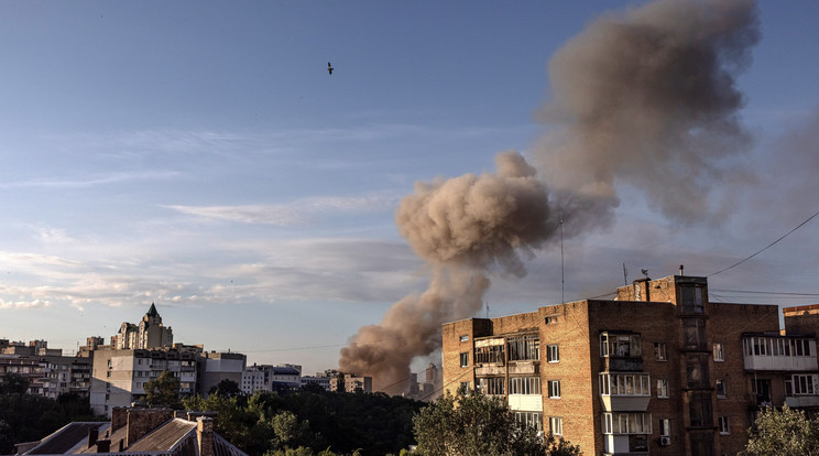 Orosz légi támadásban találatot kapott épület füstje gomolyog Kijev Sevcsenkivszkij nevű központi kerületében 2022. június 26-án, amelynek reggelén több robbanás is történt az ukrán főváros történelmi negyedében / Fotó: MTI/EPA/Roman Pilipej