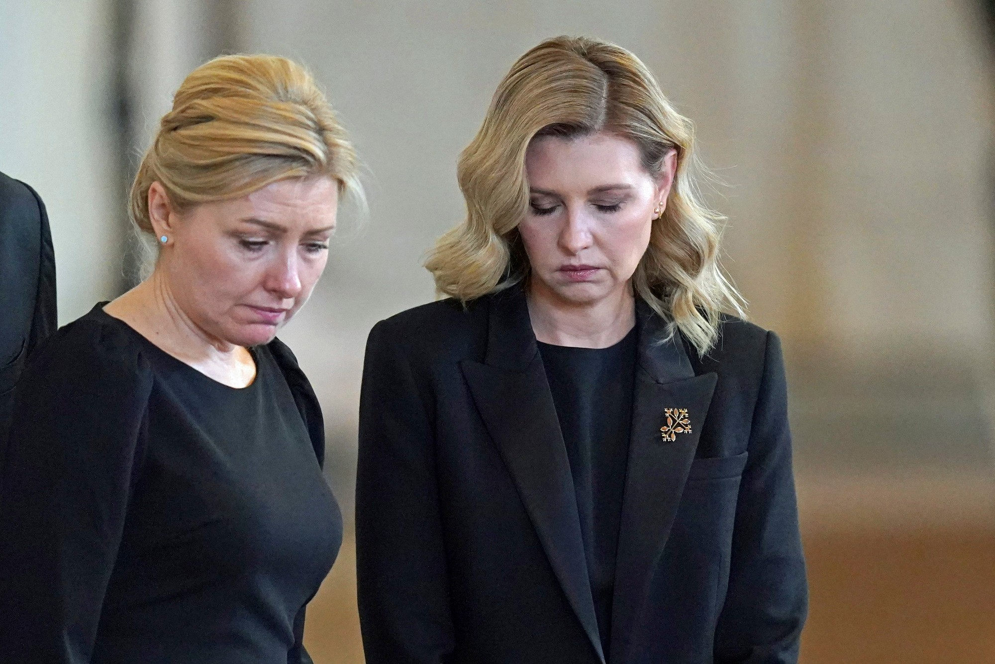Zosnulej kráľovnej Alžbete II. vzdala poctu v nedeľu aj Olena Zelenská.