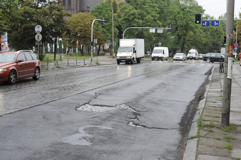 Zdewastowana ul. Wyszyńskiego we Wrocławiu