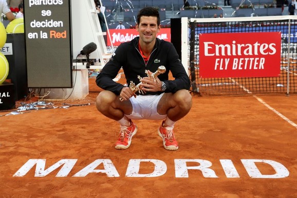 Novak Đoković sa unikatnim trofejom iz Madrida 2019. godine