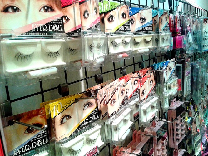 Innym niezbędnym elementem wizerunku japońskiej kobiety są sztuczne rzęsy. Kształt, rozmiar i rodzaj można dopasować wedle gustu. Na zdjęciu stoisko w galerii w Matsumoto.