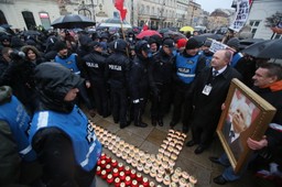 80. miesięcznica smoleńska: Msza, modlitwa pod Pałacem Prezydenckim i krzyż ze zniczy