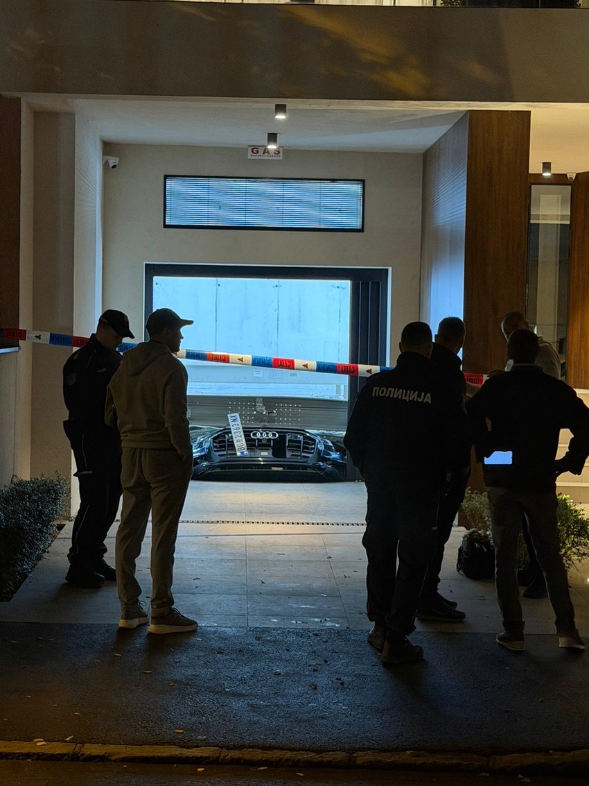 Automobil propao kroz garažni lift na Vračaru