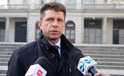 Petru apeluje przed kancelarią Szydło. "Seria kłamstw, nie faktów. Niech Błaszczak się wyłączy..."