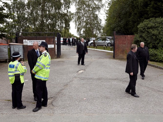 Pogrzeb odbył się na Cmentarzu Edgwarebury w północnym Londynie