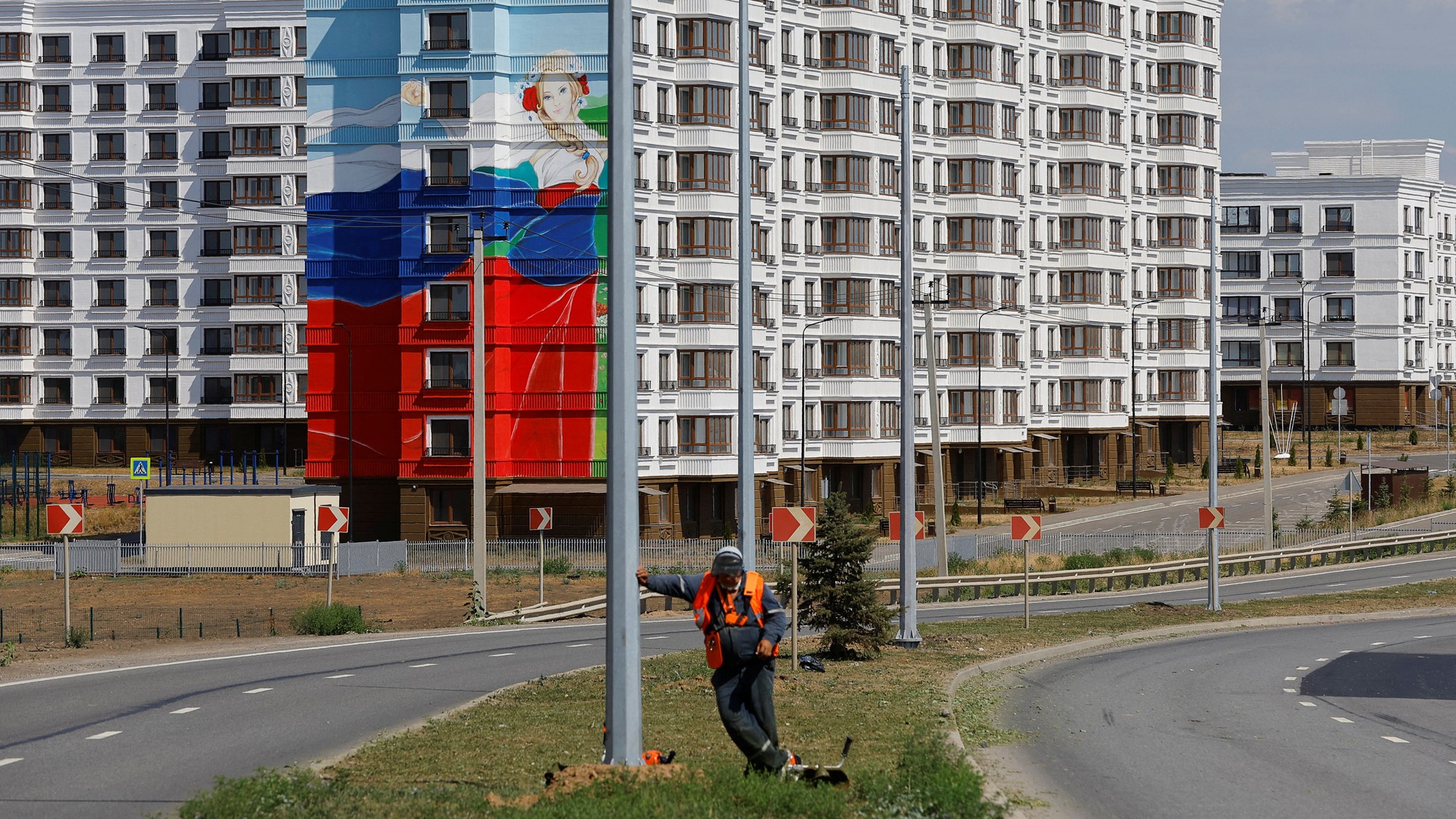 Nová štvrť, ktorú Rusi postavili v Mariupole, v meste, ktoré letectvom a delostrelectvom v roku 2022 takmer zrovnali so zemou.