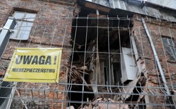 Zawalił się dach stołecznej kamienicy. Budynek w maju wpisano do rejestru zabytków