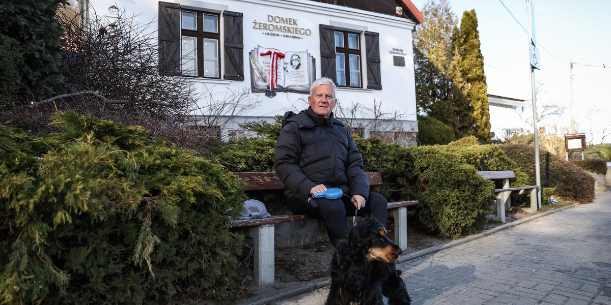 Michał Listkiewicz przed domem, gdzie tworzył Żeromski