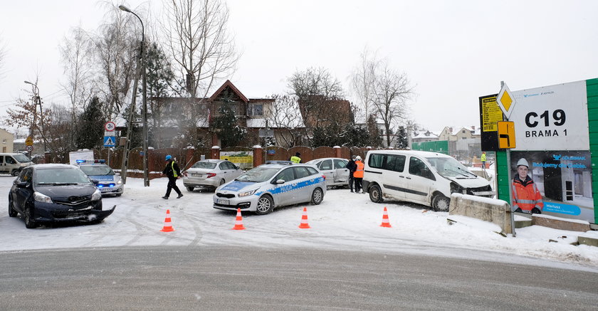 Dramatyczny wypadek w Warszawie. Auta wpadły do budowanego metra