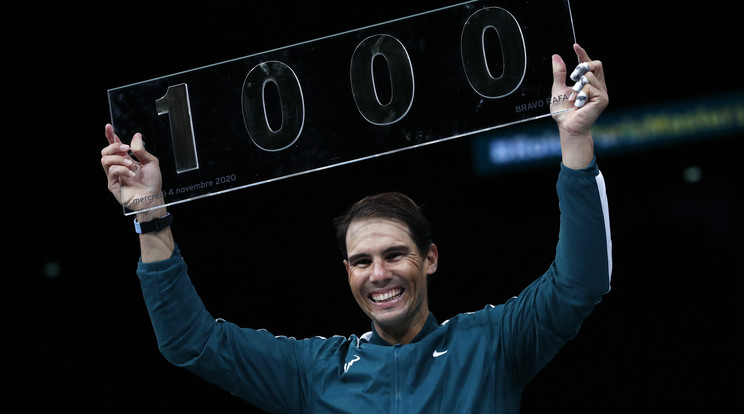 Rafael Nadal az 1000. győzelméért kapott díjjal Párizsban. / Fotó EPA/Thibault Camus