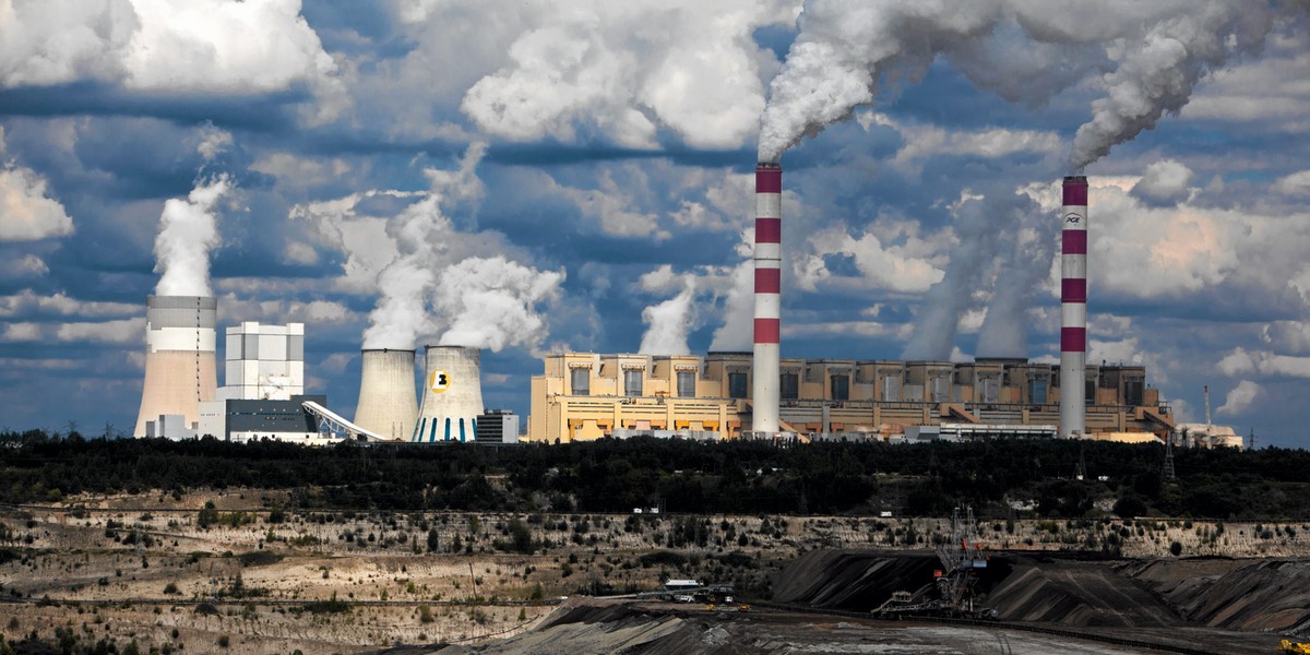 Projekt Polityki Energetycznej Państwa zakłada ograniczenie emisji CO2 do 2030 r. o 30 proc. W tym samym roku 60 proc. prądu nadal będzie pochodziło z węgla, przy utrzymaniu rocznego zużycia na obecnym poziomie. Do 2040 r. spadek produkcji prądu z węgla zaplanowano na poniżej 30 proc.