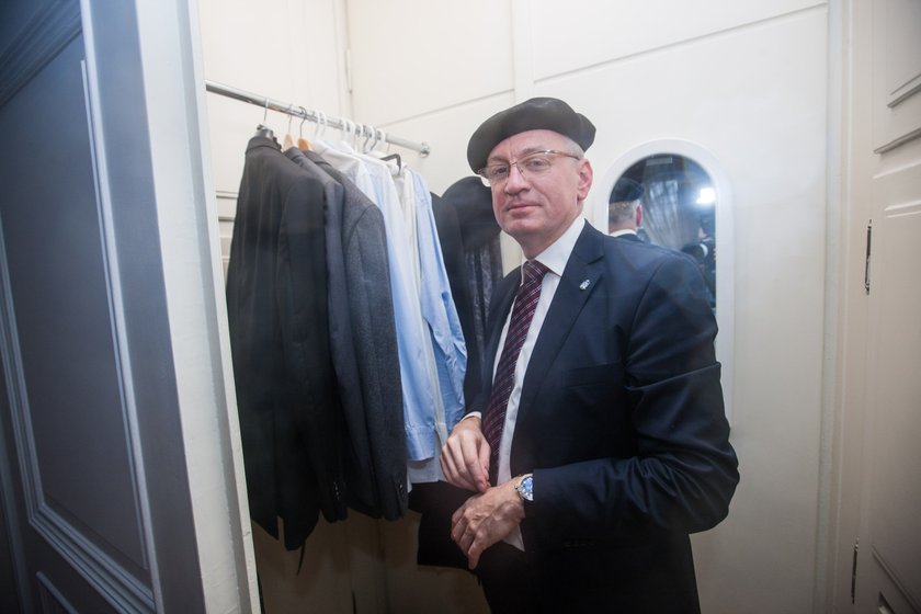 Prezydent przekazał na licytację swój beret