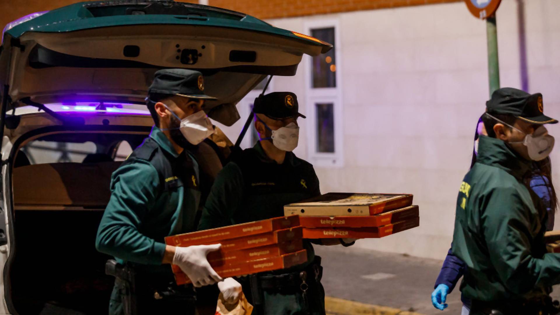 Minden jó, ha a vége jó: letartóztatták a pizzafutárt, de a rendőrök kivitték a vacsorát
