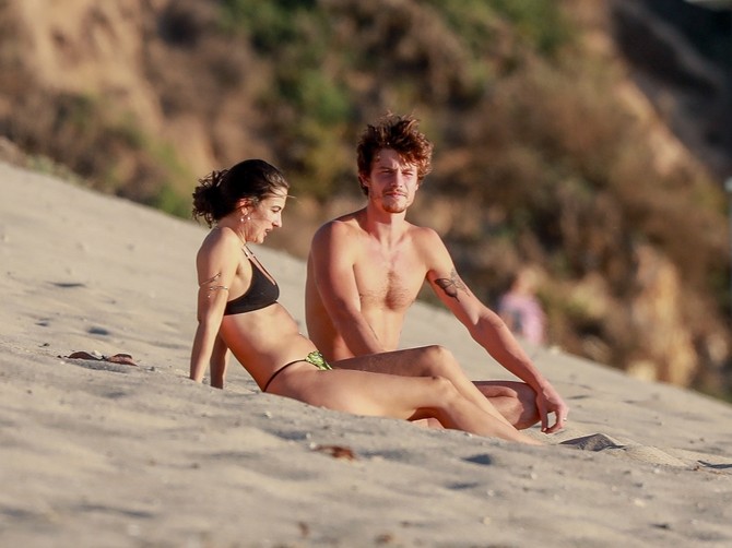 Šon Mendes i nova devojka na plaži