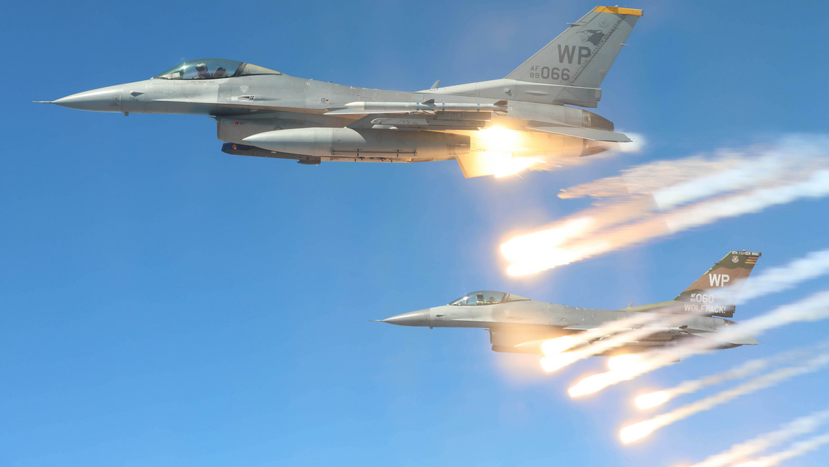F-16 dla Ukrainy. "Nowy wymiar militarny tej wojny". Dwa scenariusze