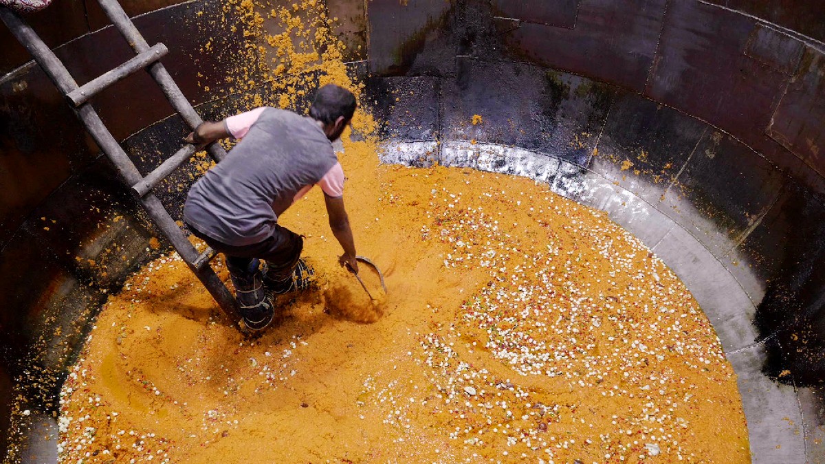 W tym kotle gotuje się pięć ton ryżu dziennie. Nikt nie odchodzi stąd głodny