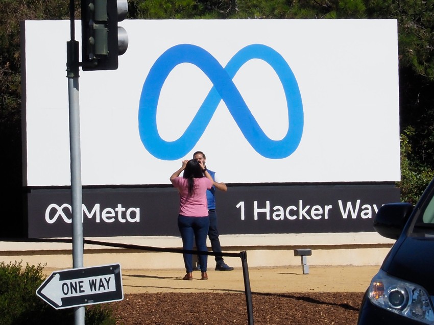 Novi logo i ime matične kompanije na mestu gde je nekad pisalo "Fejsbuk"