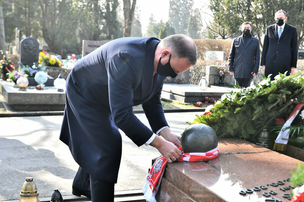 Prezydent RP Andrzej Duda (L) podczas złożenia kwiatów na grobie Kazimierza Górskiego na Cmentarzu Wojskowym na Powązkach w Warszawie