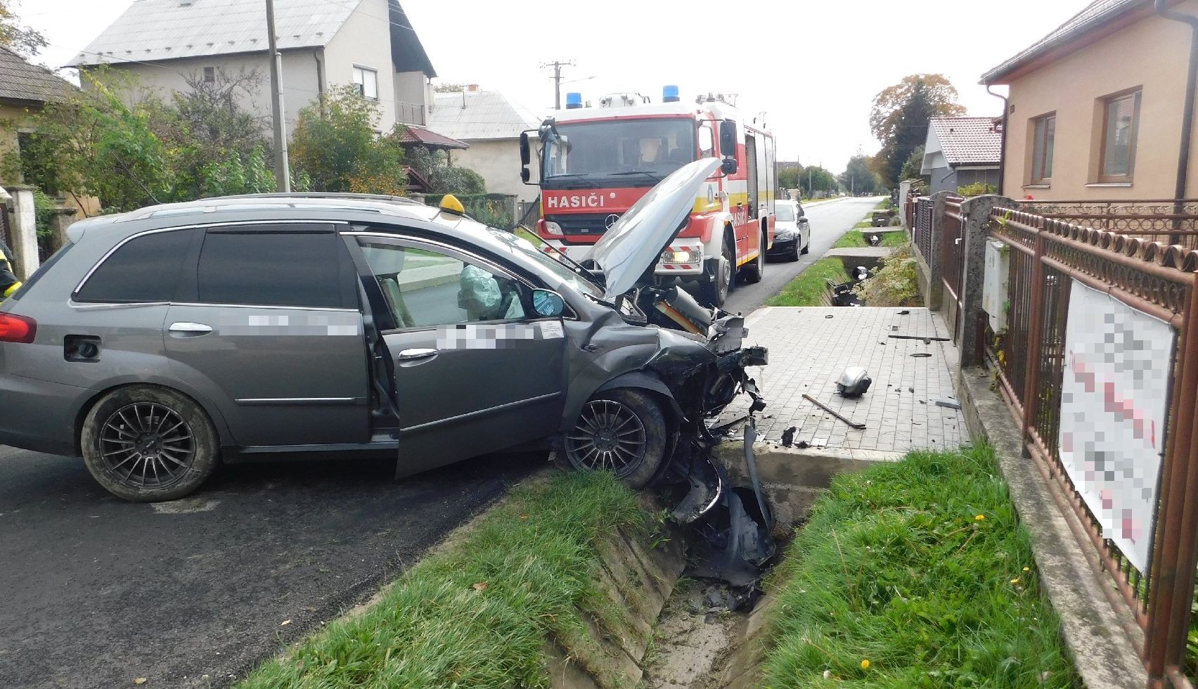 Pri nehode zasahovali štyria príslušníci Hasičského a záchranného zboru.