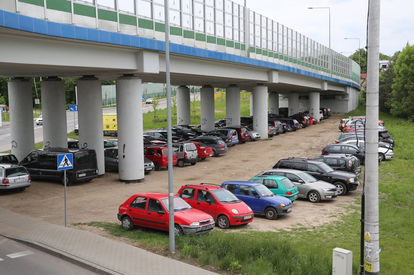 Parking na Stokłosach świeci pustkami, a na Płudach nie ma gdzie zaparkować