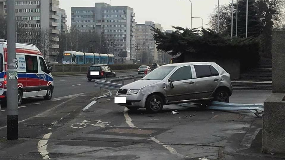 Przedstawiciele Akcji Miasto chcą, by miejscy urzędnicy przeanalizowali, dlaczego na placu Strzegomskim – tak często ich zdaniem – dochodzi do wypadków z udziałem kierowców. Chcą też, by magistrat wprowadził nowe rozwiązania, które poprawią bezpieczeństwo w tym rejonie. Wniosek w tej sprawie aktywiści skierowali do prezydenta Wrocławia Rafała Dutkiewicza.