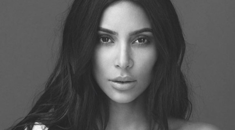 Kim Kardashian fekete-fehérben is hódít