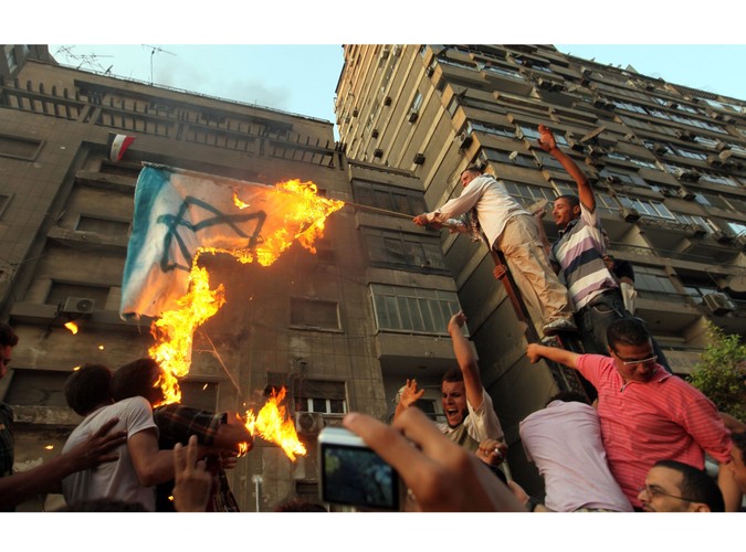 Demonstranci palą izraelską flagę