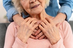 190 zł dziennie na chorego członka rodziny. Kiedy przysługuje zasiłek opiekuńczy i jak go dostać?