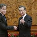 Stany i Chiny wypracowują kruche porozumienie. Rozmowy przy różowych kwiatach lotosu