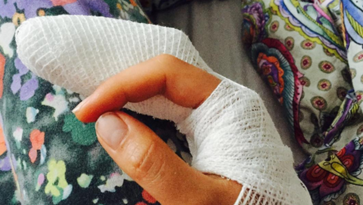 Julia Rosnowska miała wypadek. Aktorka niefortunnie skaleczyła się w kuchni, co zakończyło się założeniem szwów na palec. Opatrzoną rękę Rosnowska pokazała na Instagramie.