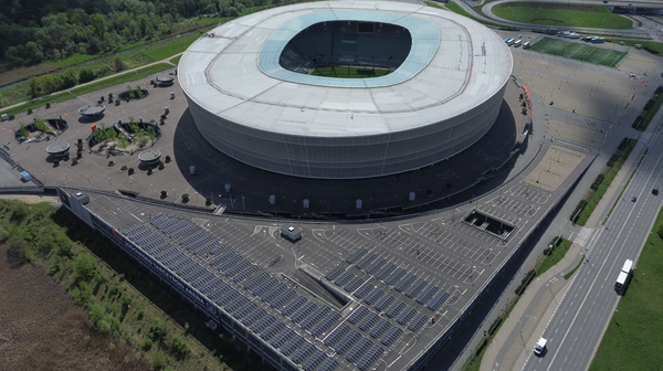Instalacja fotowoltaiczna na stadionie składa się z 1240 paneli fotowoltaicznych o mocy 485 W każdy.