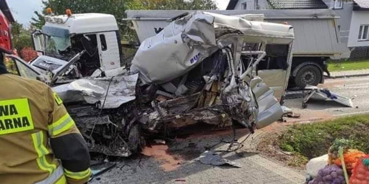 Tragedia w Szklanej. Szkolny bus zderzył się z ciężarówką. Zginęły dwie osoby.