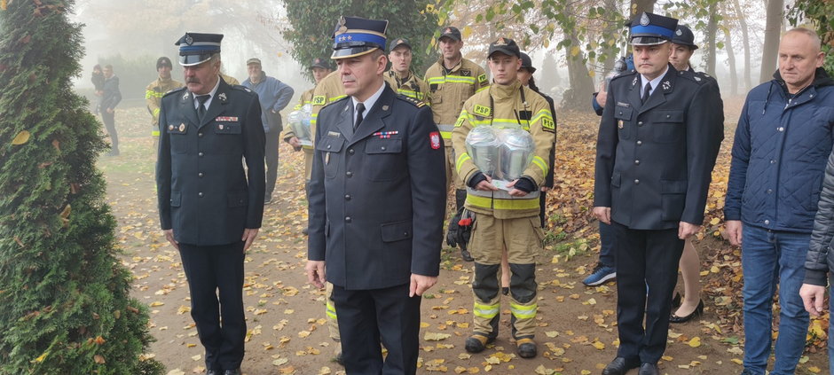 Strażacy odwiedzili groby swoich koleżanek i kolegów. Był czas na wspomnienia i zadumę