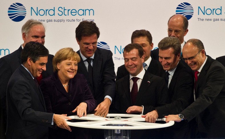 Premier Francji Francois Fillon, kanclerz Niemiec Angela Merkel, premier Holandii Mark Rutte, prezydent Rosji Dmitrij Miedwiediew, komisarz UE do spraw energii Guenther Oettinger i premier Meklemburgii-Pomorza Przedniego Erwin Sellering otwierają symboliczny zawór podczas ceremonii inauguracyjnej pierwszej z dwóch nitek gazociągu Nord Stream, 8 listopada 2011 r. Współpraca gazowa Niemiec z Rosją została zerwana po inwazji na Ukrainę, co doprowadziło do wzrostu cen energii dla niemieckiego przemysłu