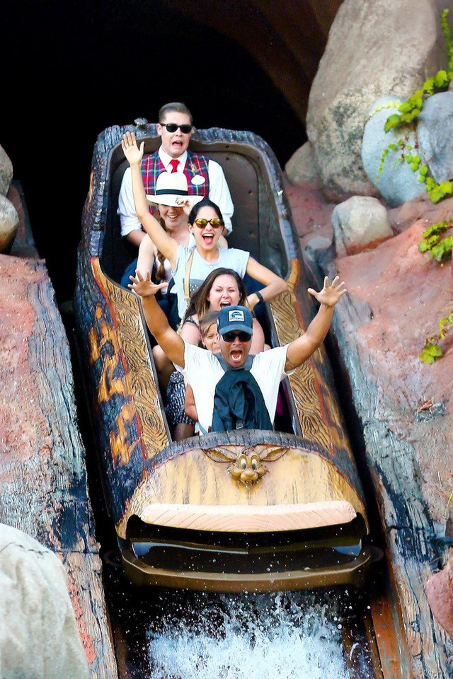 Jessica Alba z córkami w Disneylandzie