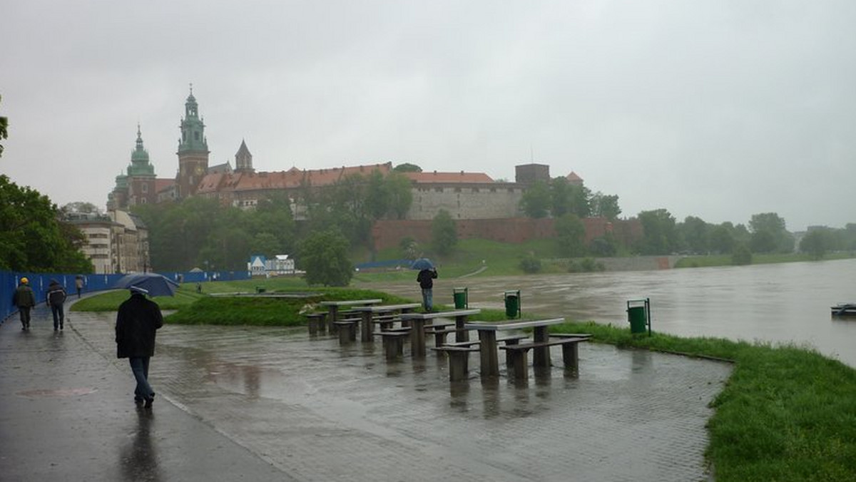 Wciąż pogarsza się sytuacja powodziowa w Małopolsce. Alarm powodziowy obowiązywał w poniedziałek wieczorem w 20 powiatach i gminach, a stan pogotowia przeciwpowodziowego w 13 powiatach i gminach regionu - podało biuro prasowe wojewody. Pod Wawelem zamknięto specjalne grodzie przeciwpowodziowe na bulwarach wiślanych.