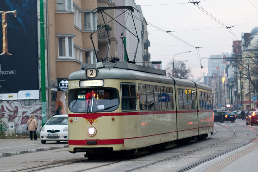 Tramwaj na ulicy Dąbrowskiego