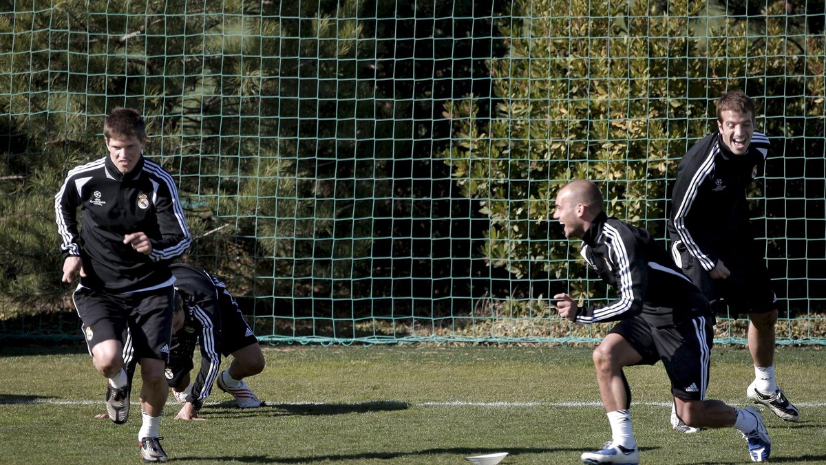 Florentino Perez jeszcze nie został prezesem Realu, a już jest głośno o tym kogo kupi, a kogo sprzeda. Hiszpańska Marca przewiduje, że na listę transferową trafią holenderscy piłkarze "Królewskich".