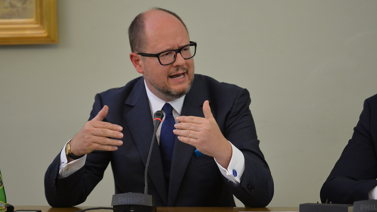 Prezydent Gdańska Paweł Adamowicz zamieścił w internecie nagranie, w którym pokazuje zachowanie reportera TVP Łukasza Sitka. "Inwektywy, krzyki, agresja. TV publiczna nie istnieje, są oficerowie polityczni" – napisał samorządowiec na Twitterze.