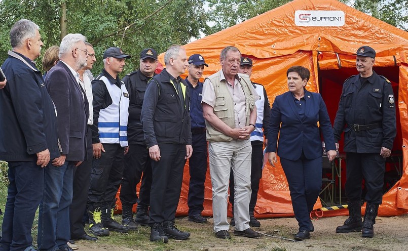 Premier Beata Szydło, komendant główny Straży Pożarnej Leszek Suski, minister środowiska Jan Szyszko i wojewoda pomorski Dariusz Drelich