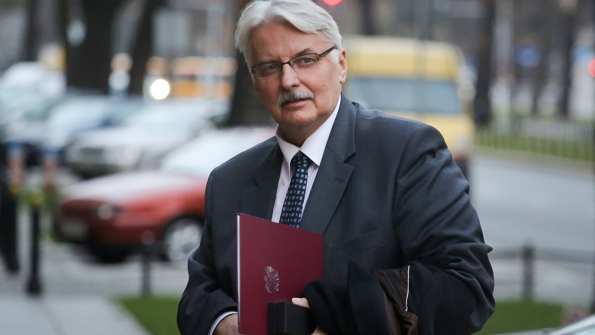 Nowy minister spraw zagranicznych Witold Waszczykowski objął swój urząd. Kierowanie resortem przekazał mu ustępujący szef dyplomacji Grzegorz Schetyna.